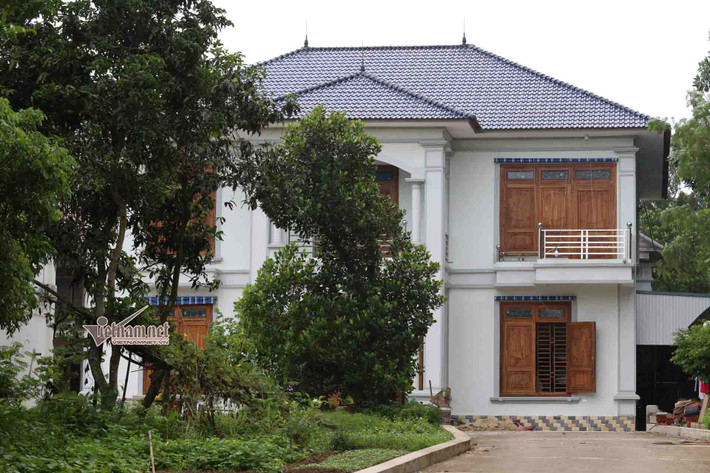 Ngôi biệt thự này được xây dựng trên đất rừng trồng cây ăn quả tại phường Liên Bảo.