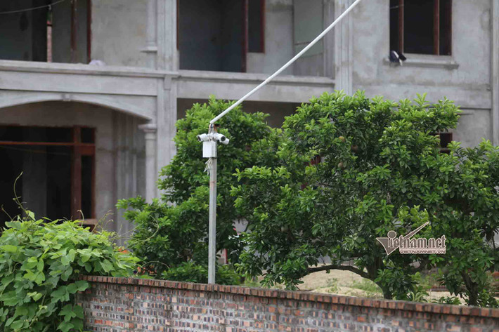 Ngày 17/8, Bí thư, Chủ tịch HĐND phường Liên Bảo Trần Đình Tuyên cho biết, UBND tỉnh Vĩnh Phúc giao cho phường quản lý chặt chẽ việc xây dựng tại khu vực có 7 ngôi biệt thự không phép. Nhưng trên thực tế rất khó cho phường vì từ khi phát hiện có xây dựng, UBND phường đã cho người vào kiểm tra, lập biên bản đều không gặp được chủ nhà.