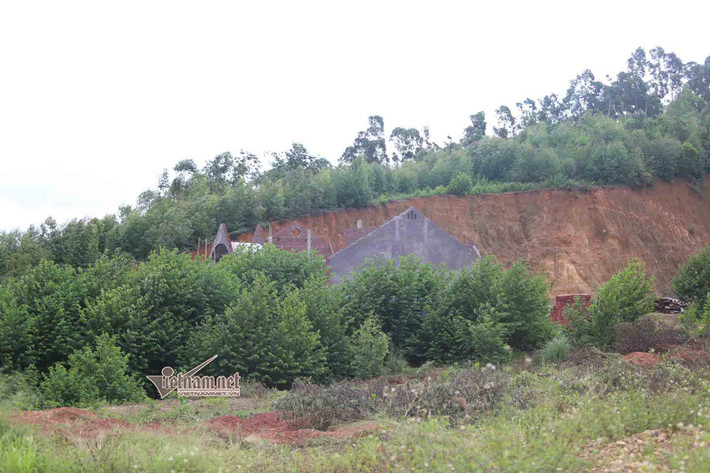 Một quả đồi tại khu vực này bị múc đất, san lấp để xây nhà.