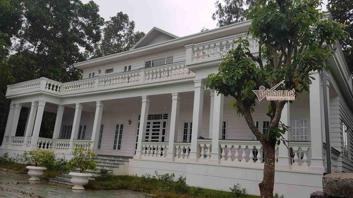 Cách đó không xa là một ngôi nhà được xây dựng khá kiên cố.