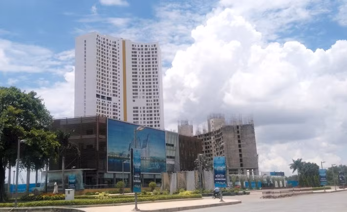 Toàn bộ dự án này gồm 12 khối tổ hợp chung cư cao 37 tầng, mật độ xây dựng toàn khu 25%, quy mô dân số 12.500 người. Tổng mức đầu tư dự kiến hơn 8.160 tỷ đồng, thời gian dự kiến hoàn thành đến 2018. Ảnh: CafeLand.