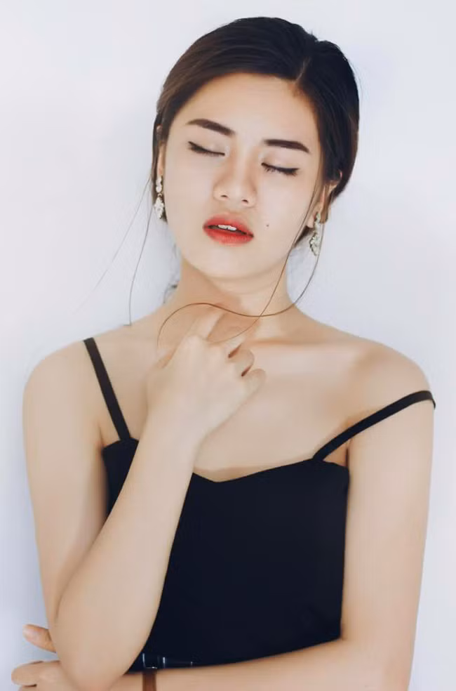Vóc dáng mảnh mai, vòng nào ra vòng nấy, chẳng thua kém các hot girl.