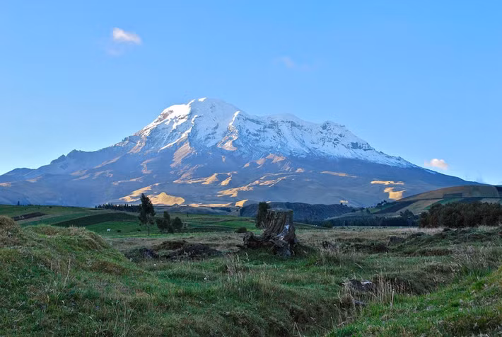  Nơi gần không gian ngoài vũ trụ nhất: Núi Chimborazo (Ecuador) cao khoảng 6.096 m, thấp hơn Everest. Tuy nhiên, nhờ vị trí đặc biệt trên vỏ trái đất, đỉnh Chimborazo là điểm xa nhất tính từ tâm Trái đất. Điều đó đồng nghĩa với việc bạn sẽ ở gần không gian vũ trụ hơn bất cứ nơi nào khác. Ảnh: Remezcla.