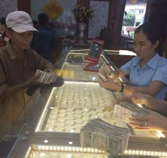 Trưa 5/6, tại một tiệm vàng ở TP Tuy Hòa, tỉnh Phú Yên, anh Phạm Hải (25 tuổi, sống ở huyện Phú Hòa) tình cờ thấy người đàn ông khoảng 70 tuổi, dáng gầy gò, lam lũ, đem theo nhiều cọc tiền lẻ được buộc gọn gàng tới mua vàng. Hình ảnh người cha nghèo mang mua của hồi môn cho con gái sắp cưới khiến anh Hải không khỏi nghẹn ngào, xúc động. Ảnh: Phạm Hải.