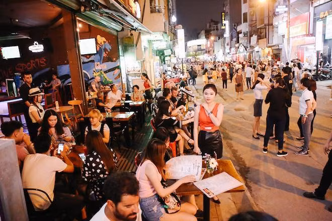 Bùi Viện là một con đường thuộc phường Phạm Ngũ Lão, quận 1, hiện đã trở thành phố đi bộ thứ hai tại TP.HCM. Nơi đây thường rất nhộn nhịp từ khoảng 19h đến giữa đêm với rất nhiều du khách nước ngoài tới uống bia, trò chuyện. Nếu ở TP.HCM trong dịp Tết Dương lịch 2018, bạn có thể rủ bạn bè cũng tới vui chơi ở khu vực này.