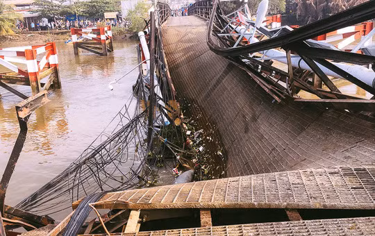 Một nhịp cầu ở khoang thông thuyền sập hoàn toàn, sạt hẳn qua một bên. Phía dưới là những bó cáp điện, đường ống nước bị đứt rời, treo lòng thòng trên mặt con rạch Long Kiển...