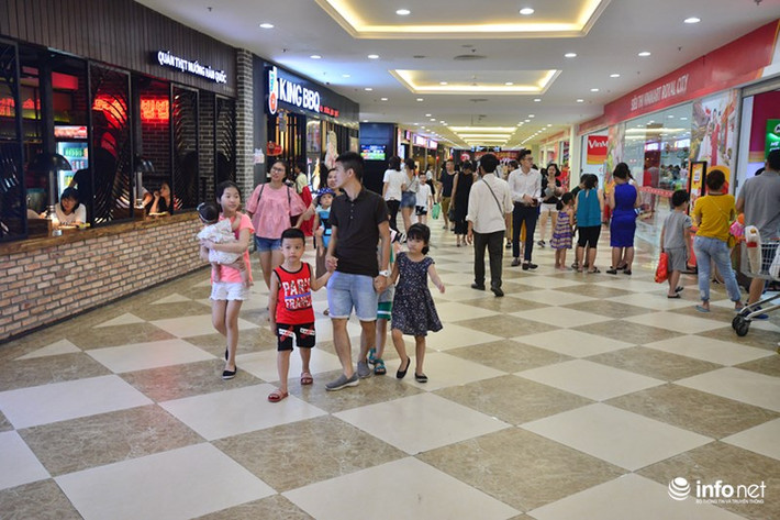 Ghi nhận tại TTTM Royal City lúc 11h30 với lượng người đông nghịt.