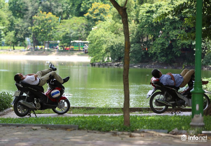 Nắng nóng kéo dài từ sáng, nhiều người tranh thủ từng góc nhỏ râm mát để tranh thủ những giấc ngủ ngắn.