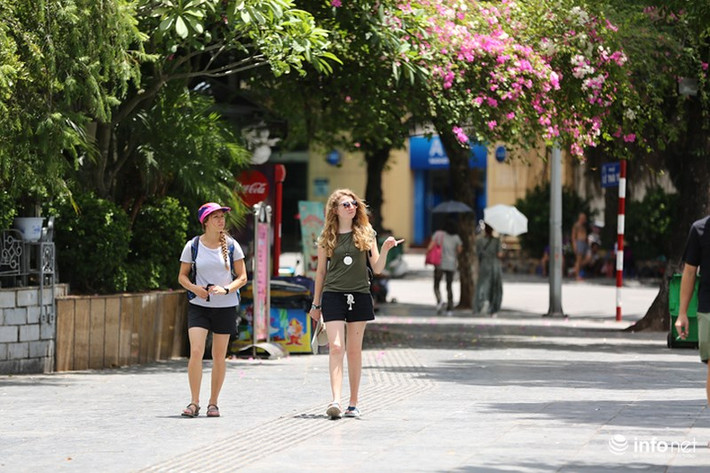 Theo ghi nhận, ở thời điểm mát mẻ nhất trong ngày, 4h sáng nay, nhiệt độ ở Hà Nội đã là 30 độ C, còn lúc 7h chạm mức 34 độ C