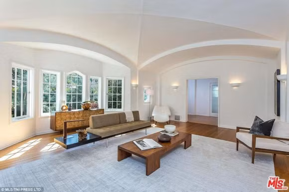 Nhà có nhiều cửa sổ nên lấy được ánh sáng tự nhiên bên ngoài.