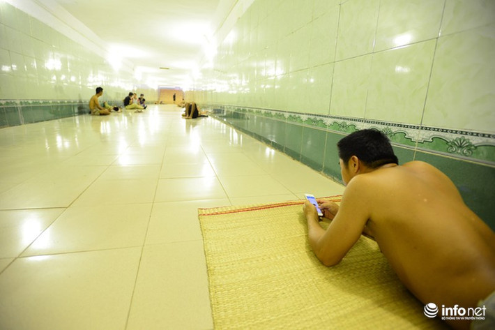 Bên cạnh đó, những hầm đường bộ với nhiệt độ mát hơn bên ngoài cũng được nhiều người lựa chọn để tránh nóng hay cho giấc ngủ trưa.