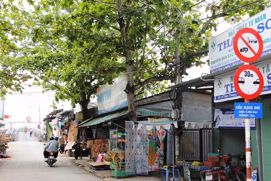 Tiếp tục chạy xe thêm một đoạn hướng về Long An, chúng tôi cũng chứng kiến hình ảnh tương tự, không khỏi thót tim khi dòng xe nườm nượp qua cầu Rạch Dơi - một trong những cây cầu đã "kêu cứu" từ nhiều năm nay.