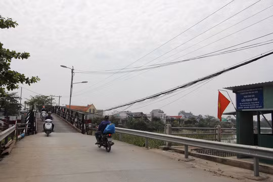 Trưa 20-1, từ giao lộ với đường Nguyễn Bình di chuyển trên đường Lê Văn Lương đến đầu cầu Rạch Tôm, chúng tôi nhận thấy chốt trực gác tại đây vắng bóng người. Các loại xe lưu thông qua cầu khá đông đúc, với đủ loại xe máy, ô tô, xe ba gác...