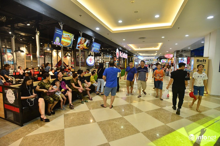 Thay vì những điểm vui chơi ngoài trời, nhiều gia đình lựa chọn những nơi mát mẻ hơn như trung tâm thương mại để tránh nóng.