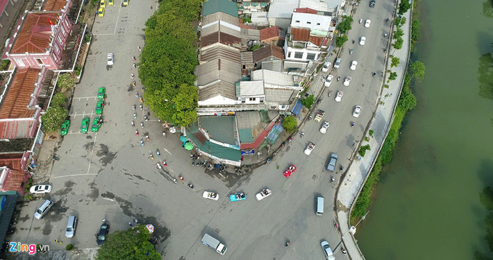 Đoàn xe đi qua các địa điểm đẹp ở cố đô Huế.