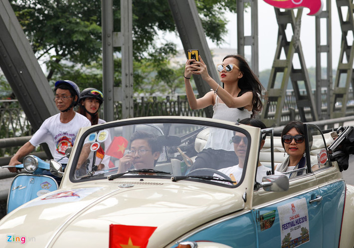 Rất đông người dân xứ Huế đã cùng chạy theo đoàn để được xem rõ hơn nhiều chiếc xe hơi cổ Volkswagen Beetle "vang bóng một thời.