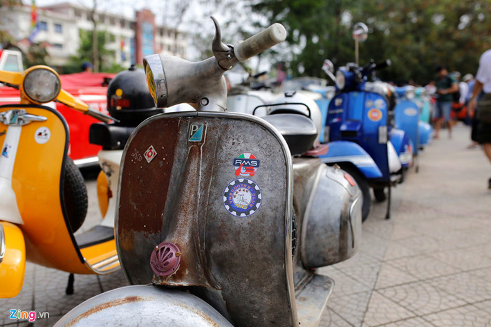 Tham dự đoàn diễu hành có 44 xe hơi cổ hiệu Volkswagen của các tay chơi xe đến từ TP.HCM, Hà Nội, Bình Định, Đà Nẵng, Huế… cùng với 30 xe máy hiệu Vespa đến từ CLB Vespa Thừa Thiên - Huế.