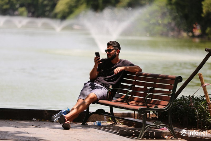 Khu vực Hà Nội hôm nay tiếp diễn tình trạng nắng nóng, nhiệt độ cao nhất 36-38 độ C.