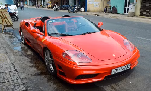  Ferrari 360 Spider màu đỏ từng gây sốt tại Việt Nam vào năm 2007 gắn liền với tên tuổi của doanh nhân Nguyễn Quốc Cường. Cùng với Lamborghini Gallardo, Audi R8, F360 Spider luôn là một trong những cái tên được nhắc tới nhiều nhất vào thời điểm đó.