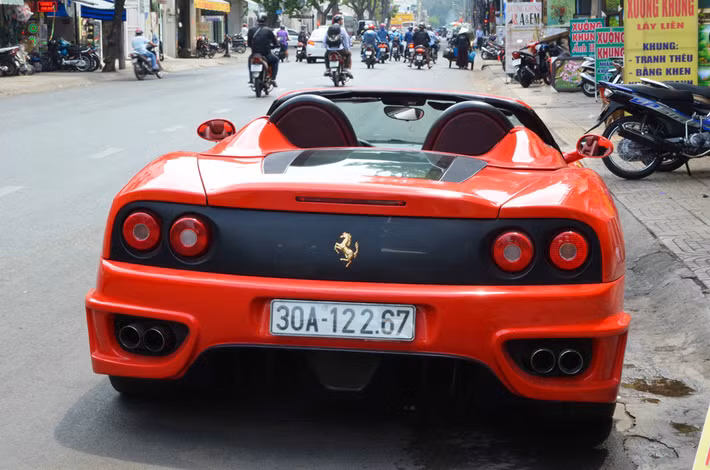 Ferrari 360 bị ngưng sản xuất để ra đời mẫu xe mới hơn là Ferrari F430 vào năm 2004 với những cải tiến mới hơn. F360 Spider mang trái tim động cơ V8 3,6 lít, công suất 400 mã lực, có khả năng tăng tốc 0-100 km/h trong khoảng 4,4 giây và có thể đạt vận tốc tối đa 288 km/h.