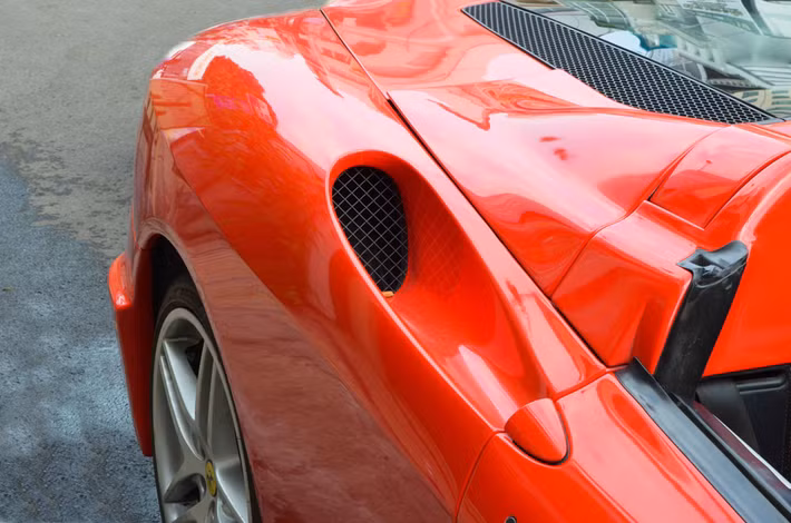 Các chi tiết như hốc hút gió hay tay nắm cửa đến ngày nay vẫn còn được Ferrari áp dụng trên các mẫu xe mới như 458 Italia, 488 GTB, California T,...