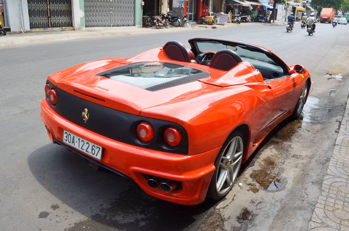 "Ngựa già" 360 Spider được giới thiệu lần đầu vào năm 2001. Sau gần 20 năm ra mắt, F360 Spider vẫn có sức thu hút đặc biệt bởi kiểu dáng chưa bao giờ lỗi thời mang thiết kế của Pininfarina.