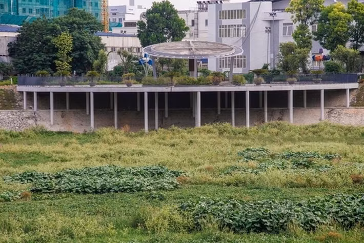 Công trình được khởi công vào tháng 5/2016 và dự kiến hoàn thành sau khoảng 1 năm. Tuy nhiên đến nay, hơn 2 năm trôi qua công viên hồ điều hòa Nhân Chính (quận Thanh Xuân) vẫn trong tình trạng dang dở. Hồ nước điều hòa thay vì nước trong xanh giải nhiệt trong mùa hè nắng nóng thì giờ lòng hồ điều hòa chứa đầy cây cỏ, mọc um tùm.