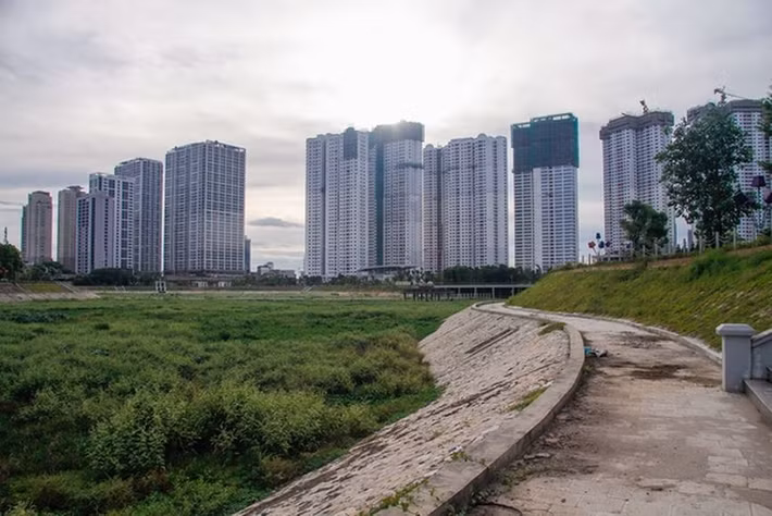 Dự án công viên hồ điều hòa Nhân Chính do UBND quận Thanh Xuân làm chủ đầu tư, có tổng vốn gần 300 tỷ đồng với nguồn đầu tư từ ngân sách. Bủa vây xung quanh công viên là hàng loạt công trình cao ốc, tòa chung cư dày đặc. Những chủ đầu tư này khi bán nhà đều lấy công viên điều hòa Nhân Chính làm điểm nhấn để quảng cáo tính lộ thế của dự án nằm gần công viên. Thế nhưng chủ đầu tư dự án này vẫn thất hứa không biết ngày nào công viên mới được đưa vào sử dụng.