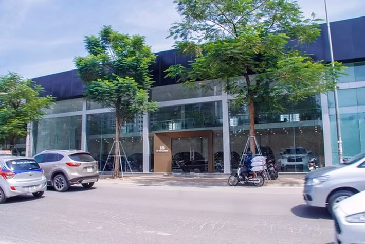 Cùng mang địa chỉ 68 Lê Văn Lương, lâu nay hàng loạt showroom ô tô, cửa hàng xe máy “mọc” ra với mục đích kinh doanh ngay trên đất của Dự án bãi đỗ xe kết hợp trồng cây xanh. Mỗi công trình được xây kiên cố trên hàng trăm m2 đất “vàng”, trong khi phần quy hoạch cây xanh theo phê duyệt không thấy đâu.