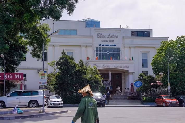 Phần lớn diện tích Dự án bãi đỗ xe tại 66 Lê Văn Lương đã được “hô biến” thành Trung tâm tổ chức sự kiện, tiệc cưới, nhà hàng, quán cafe với chiều cao phía sau là 3 tầng (mặc dù GPXD chỉ được cấp 2 tầng), bãi đỗ xe chỉ chiếm một phần rất nhỏ so với “khu dịch vụ”.