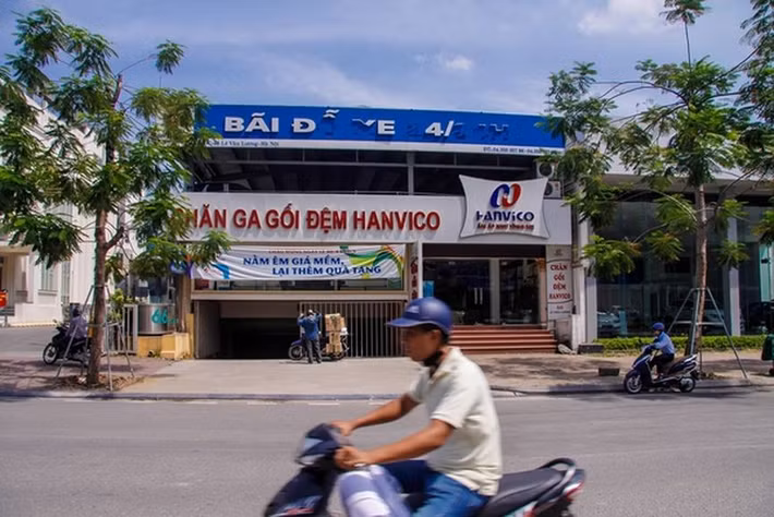 Cũng mang địa chỉ 66 Lê Văn Lương, công trình ngay sát trung trâm tổ chức sự kiện, tiệc cưới Blue Lotus Center được dùng bãi đỗ xe “chung” với việc kinh doanh các cửa hàng không liên quan tới việc đỗ xe. Phía trên là tầng hai của công trình này không nằm trong giấy phép được cấp.