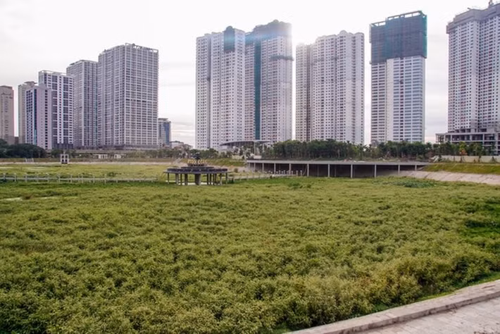 Trong khi đó, công viên 300 tỷ đồng dù đã xây dựng hơn 2 năm vẫn ngổn ngang. Đây là công trình được kỳ vọng sẽ trở thành lá phổi xanh, giải toả ngột ngạt tại một quận trung tâm có số lượng nhà chung cư đông đúc nhất Thủ đô.