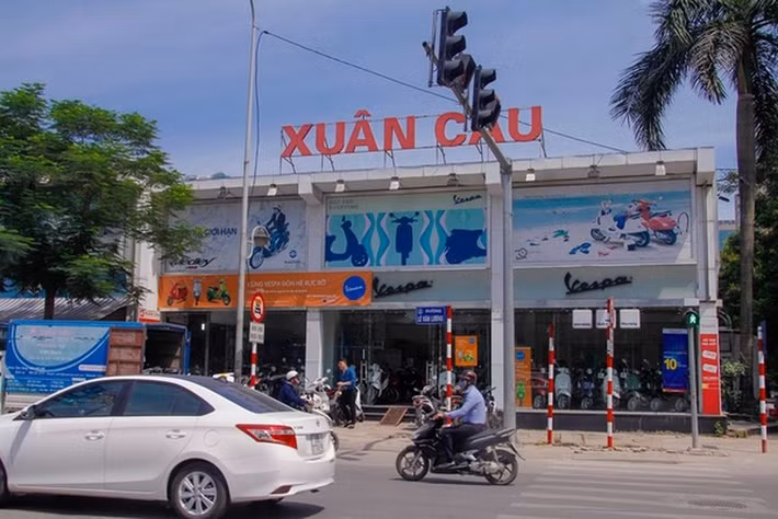 Theo phê duyệt, khu đất có chức năng chính làm bãi đỗ xe công cộng và trồng cây xanh, nhưng hiện phần diện tích làm bãi đỗ xe được xếp dạt về một góc và chủ yếu phục vụ cho doanh nghiệp này, phần lớn diện tích đất còn lại của dợ án nhường chỗ cho việc xây các văn phòng, showroom cho thuê với những công trình xây dựng kiên cố.