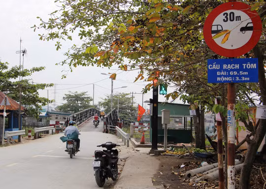 Khi tiếp tục di chuyển trên đường Lê Văn Lương (hướng về tỉnh Long An), người dân lại một lần nữa phập phồng, thót tim khi đi qua 2 cây cầu "răng rụng" khác, lần lượt là Rạch Tôm và Rạch Dơi