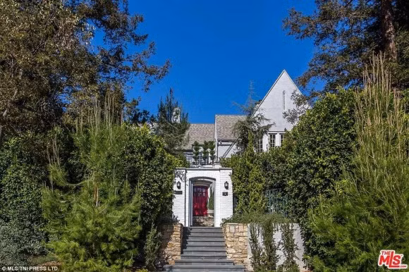 Căn nhà này được xây dựng vào năm 1926. Năm 2016, Moby tậu cơ ngơi rộng hơn 431m² này với giá 3,4 triệu USD và mất 2 năm sửa chữa.