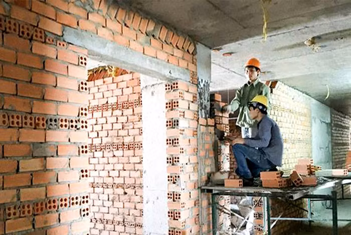 Tại cuộc họp giữa Sở Xây dựng TP.HCM, chủ đầu tư và khách hàng, các khách hàng thống nhất yêu cầu chỉ cho chủ đầu tư được xây thêm hai tầng 15, 16, vì đã thi công gần hoàn chỉnh. Riêng tầng 17, 18 phải cắt bỏ. Đại diện chủ đầu tư đồng ý với yêu cầu này. Ảnh: tiến độ thực hiện dự án tính đến tháng 5/2017. Nguồn: facebook: Cập nhật tiến độ dự án.