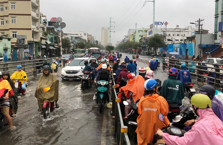 Nhiều người khi di chuyển qua cầu vượt Cây Gõ, thấy cảnh ngập nước đã dừng lại giữa cầu gây kẹt cứng trên cầu này.