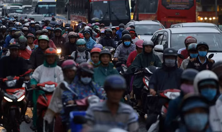 Khu vực đoạn qua cầu Bình Điền (thị trấn Tân Túc, huyện Bình Chánh) lượng người đổ về thành phố ngày càng đông.