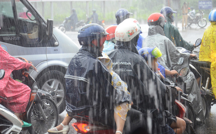 Khoảng 16h trời bắt đầu kéo mây đen u ám, cơn mưa như trút nước đổ xuống qua khu vực khiến nhiều người và các em nhỏ càng vật vã. 