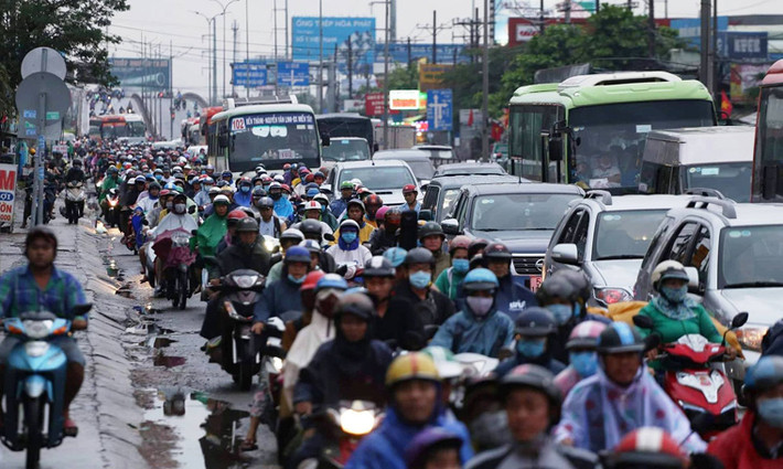 Trong khi đó, tại bến phà Cát Lái (hướng từ các tỉnh Bà Rịa - Vũng Tàu, Đồng Nai... về TP HCM), đến 18h chiều nay 3/9, dưới cơn mưa tầm tã, lượng phương tiện đổ về từ phía Nhơn Trạch để qua phía quận 2 đã bắt đầu đông và xảy ra tình trạng ùn tắc, kẹt xe.