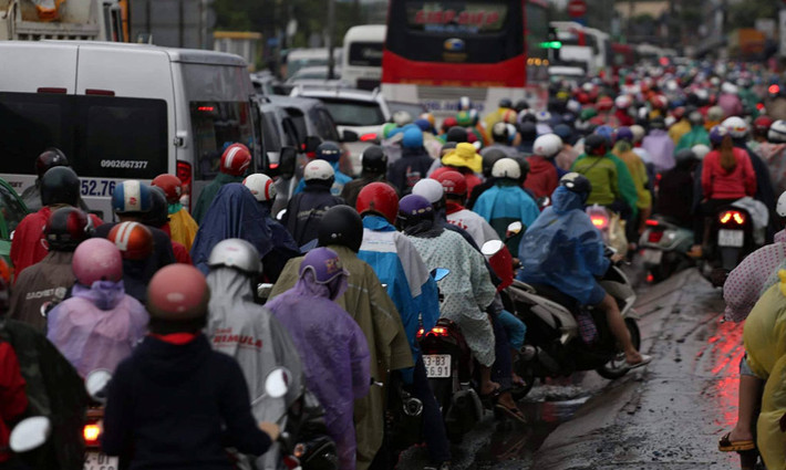 Nhiều người phải tràn lên cả lề đường để tìm đường về nhà. 