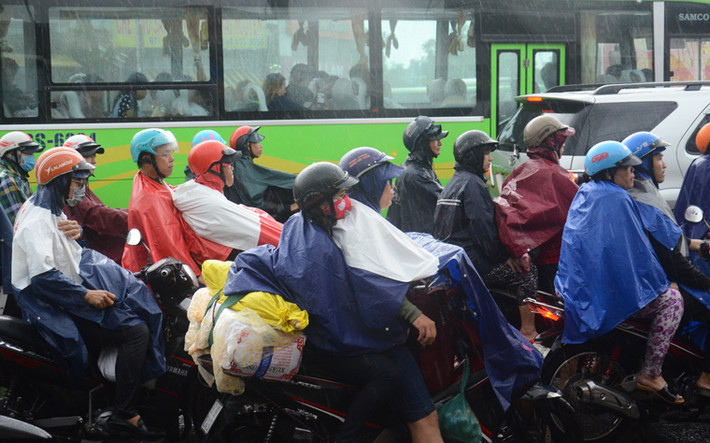 Theo ghi nhận của PV Kiến Thức, vào khoảng 15h cùng ngày, xe cộ nườm nượp từ các tỉnh miền Tây bắt đầu trở lại thành phố.