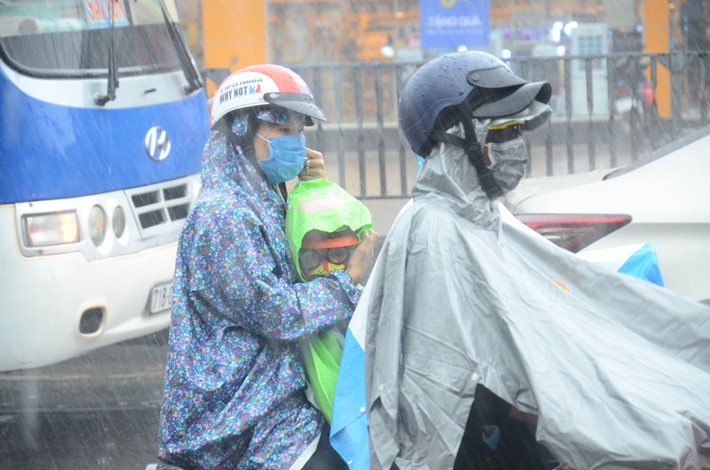 Các em nhỏ ngủ gật trên tay của bố mẹ sau quãng đường dài.