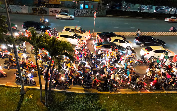 Từ chập tối 2/9, người dân từ khắp nơi đổ về khu vực trung tâm TP HCM để vui chơi lễ Quốc khánh 2/9. 