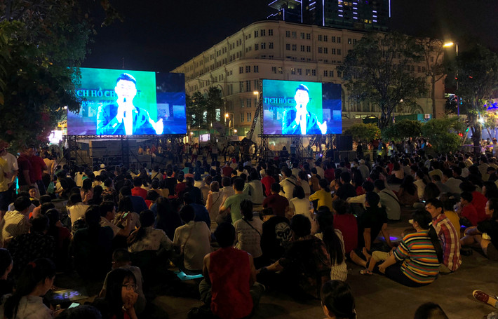 Hình ảnh người dân TP HCM ngồi trên phố đi bộ để thưởng thức chương trình nghệ thuật mừng Quốc khánh 2/9.