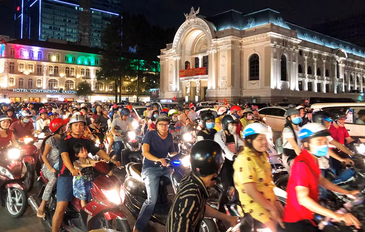 Các hướng đường đổ về khu vực bắn pháo hoa tầm cao ở nóc hầm vượt sông Sài Gòn càng gần đến giờ bắn pháo hoa (21h), lượng người đổ về càng đông đúc.