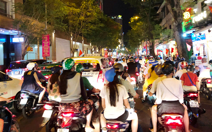 Nhiều tuyến đường kẹt cứng phương tiện khi rất đông người dân xuống phố đi chơi lễ Quốc khánh.