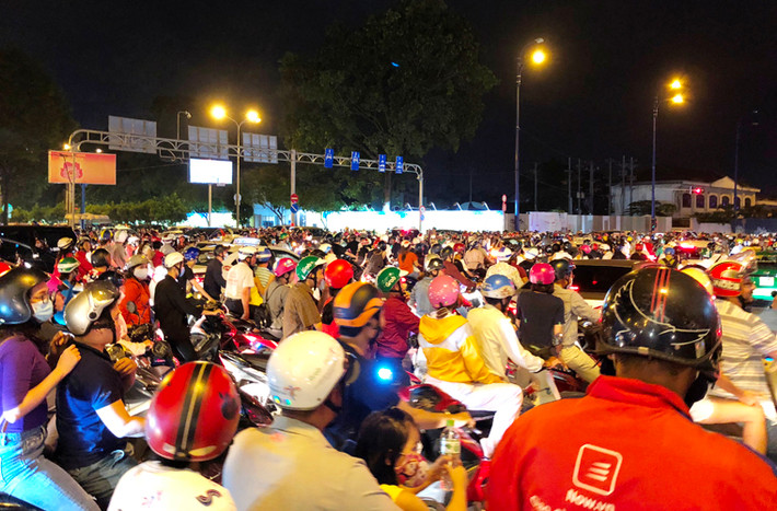 Càng đến giờ bắn pháo hoa (21h ngày 2/9), người dân càng đổ về các khu vực xung quanh sông Sài Gòn đông đúc.