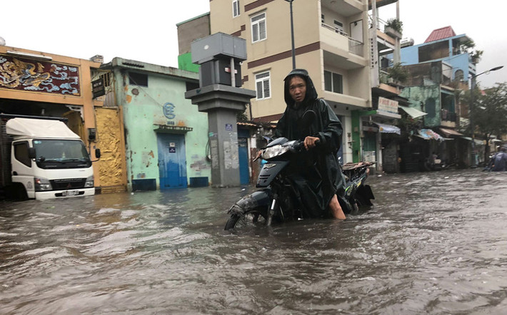 Ghi nhận của PV Kiến Thức, mưa bắt đầu xuất hiện khoảng 15h30 cùng ngày và kéo dài đến tận tối.