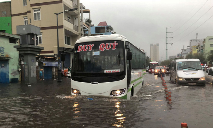 Hàng loạt khu vực trên địa bàn quận 5, 6, Bình Tân... bị ngập sâu. Có nơi mưa ngập đến nửa mét.